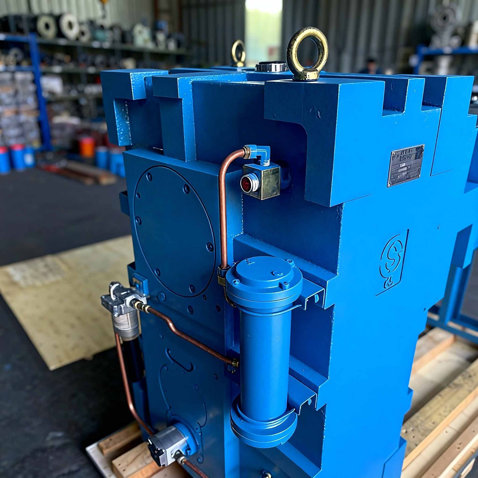 Редуктор SGT серии вертикальный соосный коническо-цилиндрический